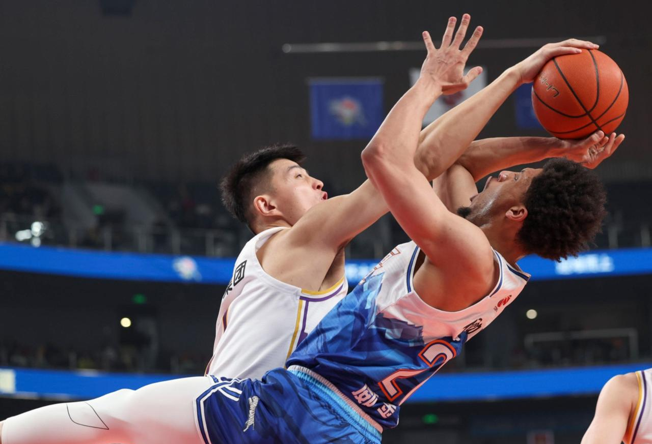 青岛队完胜雷霆，易建联带队取胜